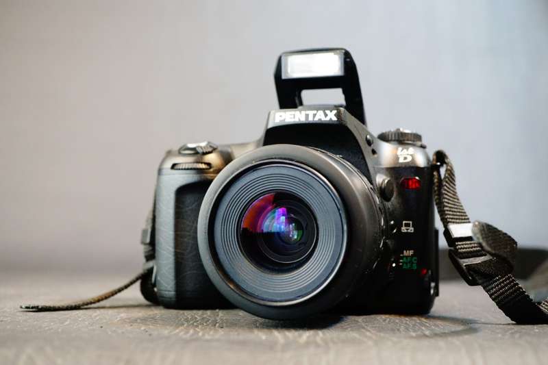 PENTAX ist D 6.1 MP Digital SLR Camera 35-80mm and 75-300mm Lens Set **Great Condition**
