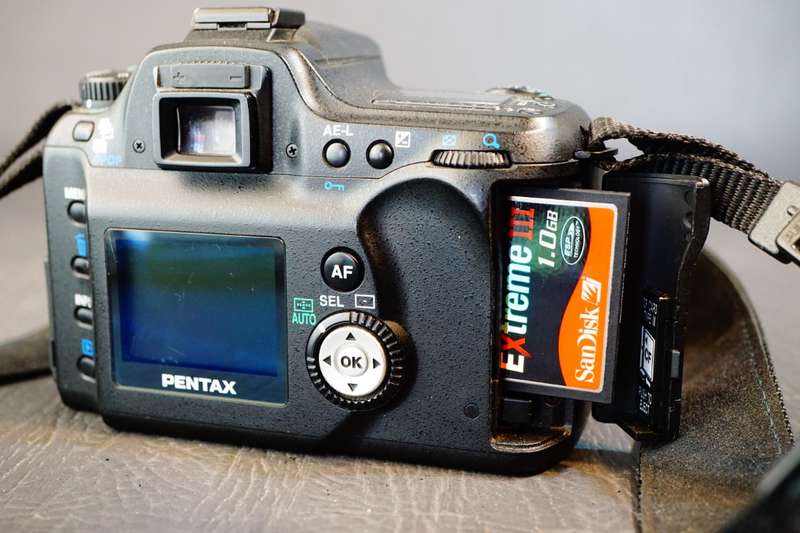 PENTAX ist D 6.1 MP Digital SLR Camera 35-80mm and 75-300mm Lens Set **Great Condition**