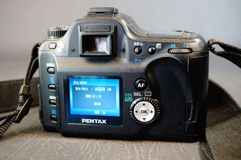 PENTAX ist D 6.1 MP Digital SLR Camera 35-80mm and 75-300mm Lens Set **Great Condition**