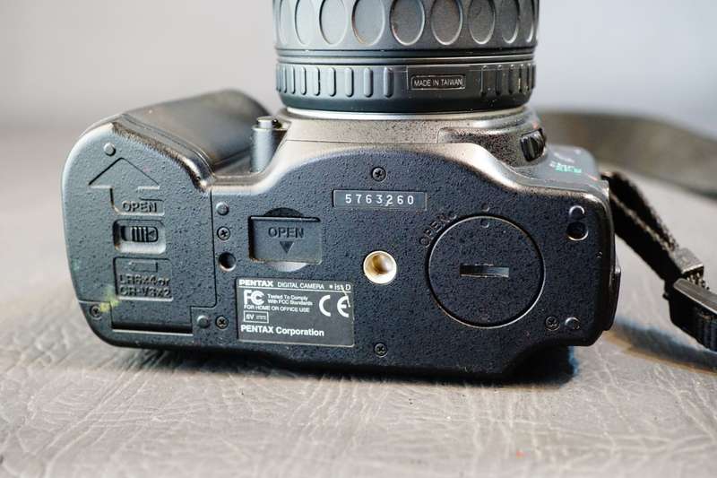 PENTAX ist D 6.1 MP Digital SLR Camera 35-80mm and 75-300mm Lens Set **Great Condition**