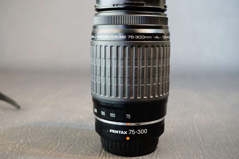 PENTAX ist D 6.1 MP Digital SLR Camera 35-80mm and 75-300mm Lens Set **Great Condition**