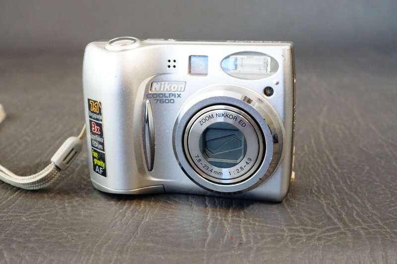 Nikon Coolpix 7600 Digital Compact Camera 7.1mp uses AA Batteries  **Good Condition**