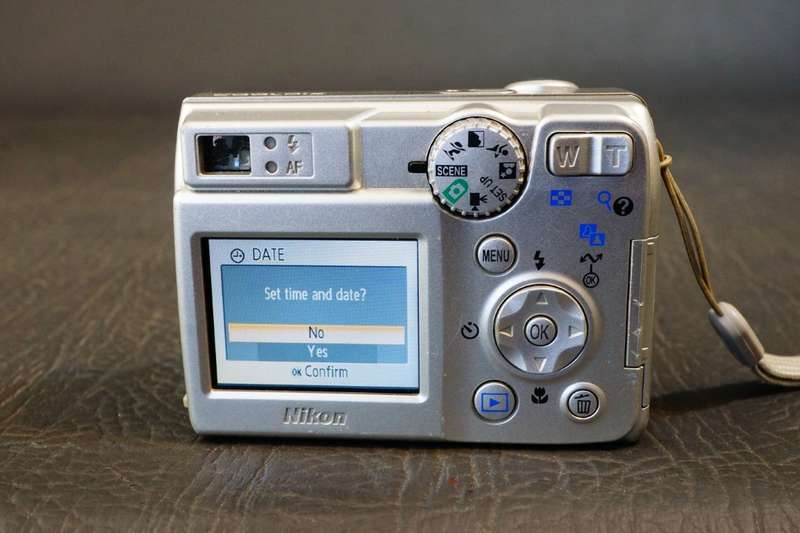 Nikon Coolpix 7600 Digital Compact Camera 7.1mp uses AA Batteries  **Good Condition**