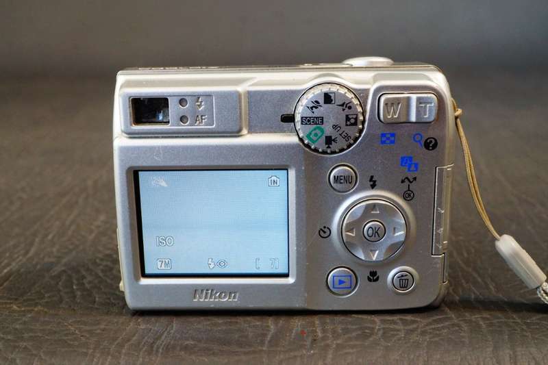 Nikon Coolpix 7600 Digital Compact Camera 7.1mp uses AA Batteries  **Good Condition**