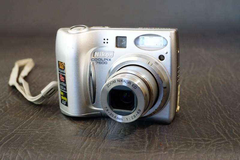 Nikon Coolpix 7600 Digital Compact Camera 7.1mp uses AA Batteries  **Good Condition**