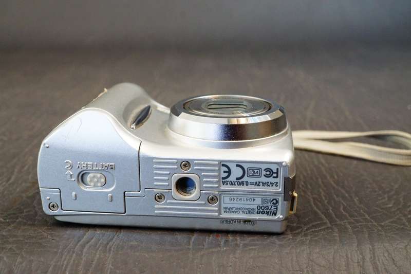 Nikon Coolpix 7600 Digital Compact Camera 7.1mp uses AA Batteries  **Good Condition**