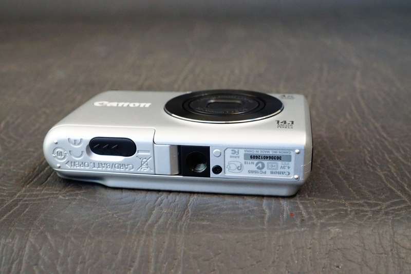 Canon PowerShot A2200 14.1MP Digital Camera Bundle in Original Boxes **Great Condition**