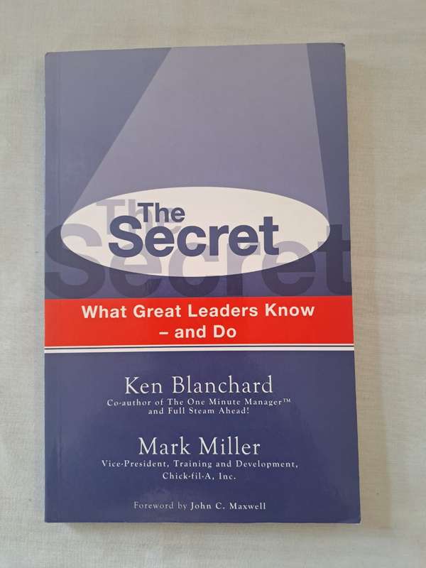 The Secret: What Great Leaders Know and Do - Kenneth H. Blanchard, Mark Miller (Paperback)