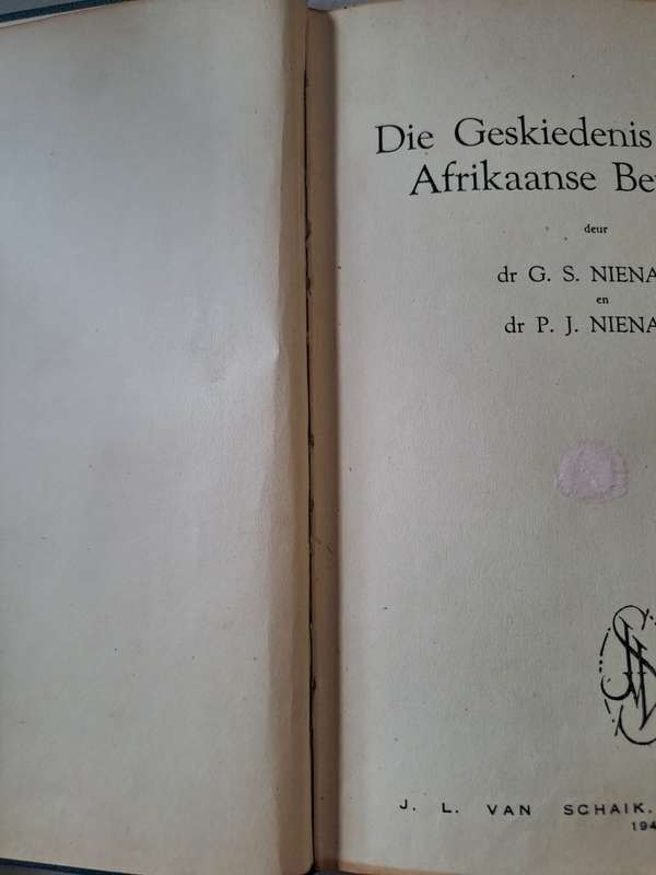 Die Geskiedenis van die Afrikaanse Beweging - dr G. S. Nienaber (hard cover no DJ)