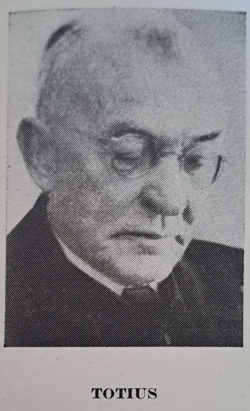 Perspektief en Profiel - Dr P. J. Nienaber (hard cover with no DJ)