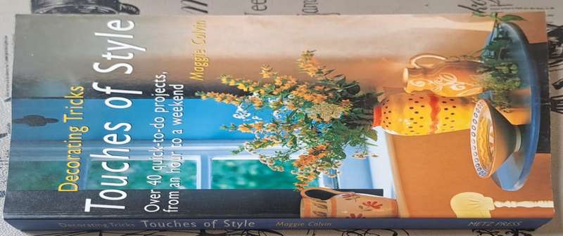 Touches of style - Maggie Colvin (paperback)