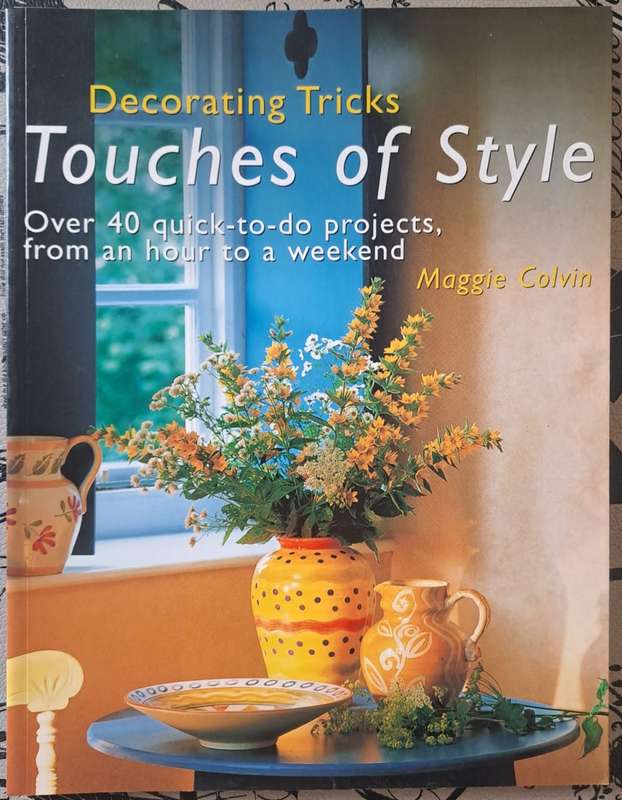 Touches of style - Maggie Colvin (paperback)