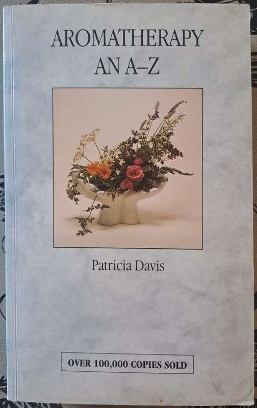 Aromatherapy AN A-Z - Patricia Davis (paperback)