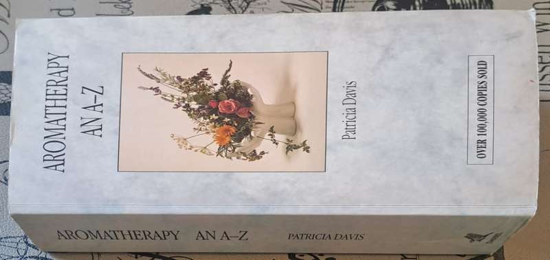 Aromatherapy AN A-Z - Patricia Davis (paperback)