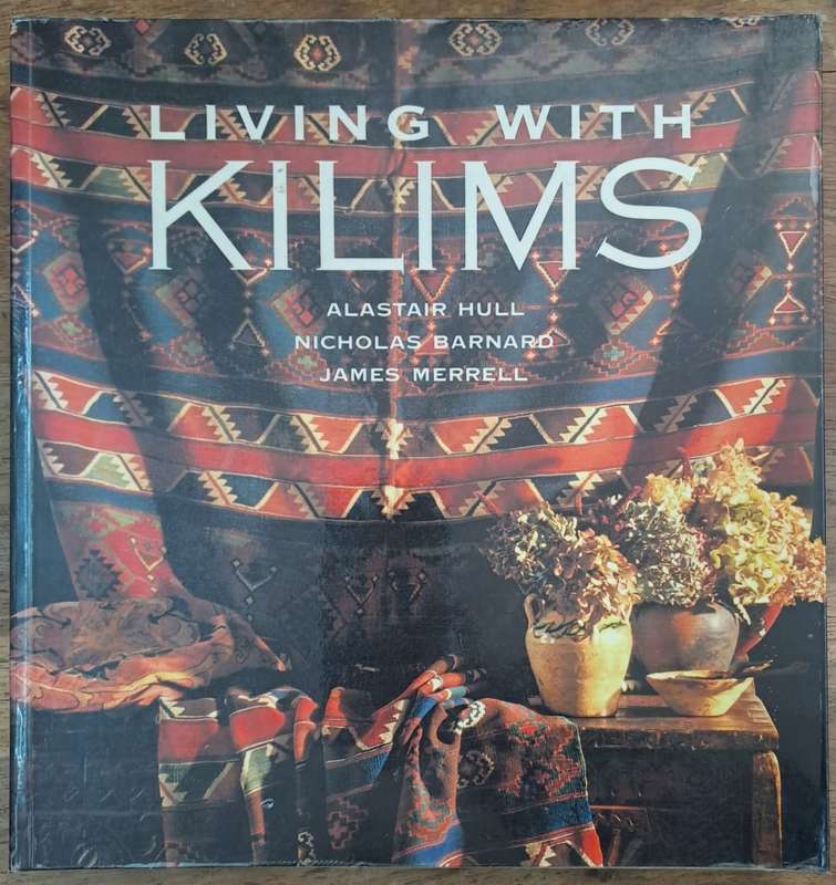 Living with kilims - Alastair Hull (paperback)
