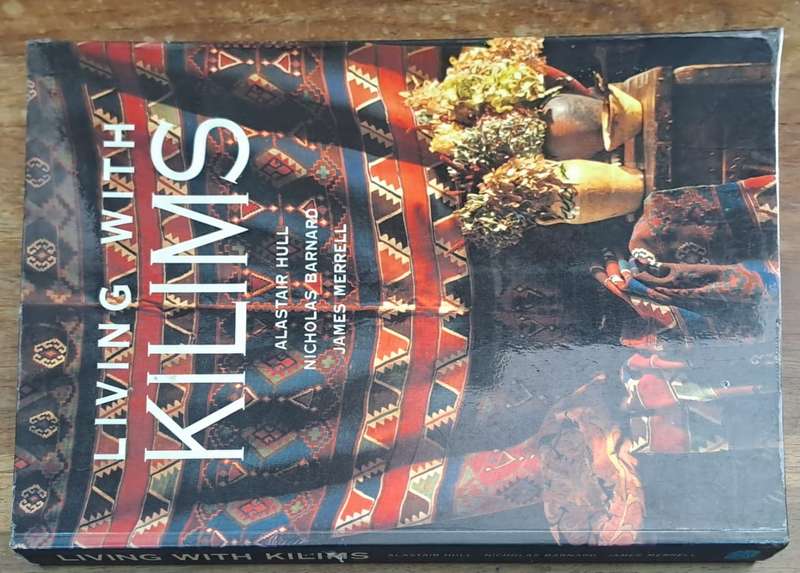Living with kilims - Alastair Hull (paperback)