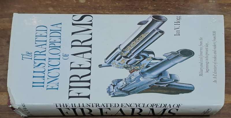 The illustrated encyclopedia of firearms - Ian V. Hogg ( Hard cover with no dj)