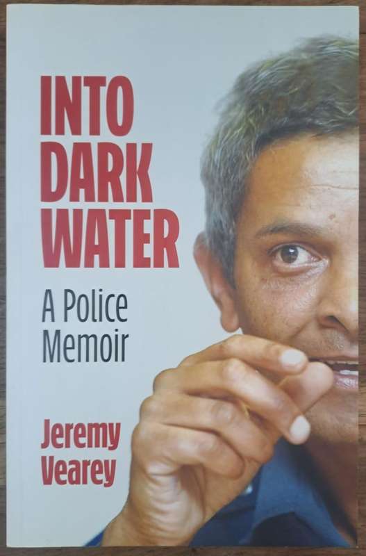Into dark water - Jeremy Vearey (paperback)