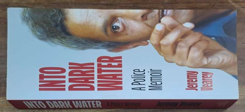 Into dark water - Jeremy Vearey (paperback)