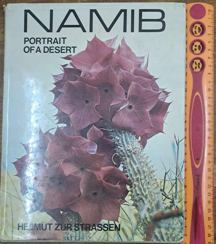 Namib portrait of a desert - Helmut Zur Strassen (Hard cover with dj)