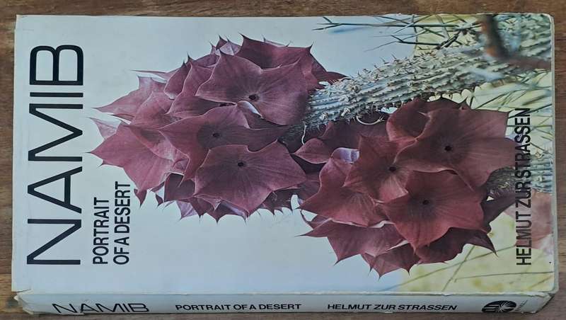 Namib portrait of a desert - Helmut Zur Strassen (Hard cover with dj)