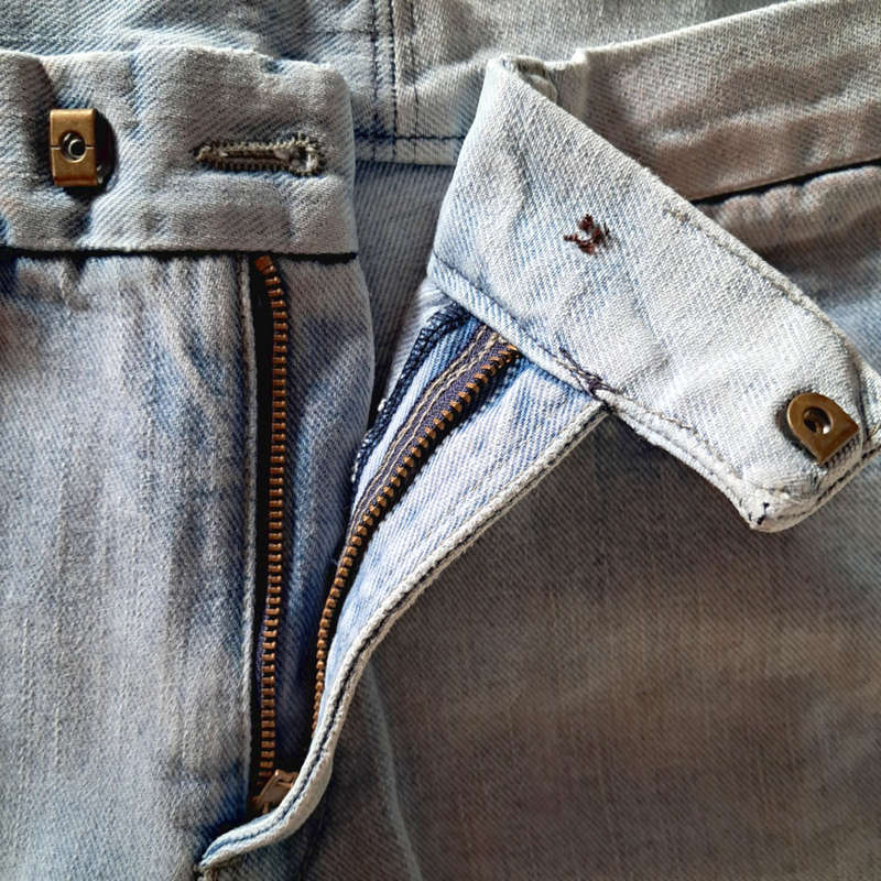 DIESEL LOW-RISE BOOTLEG JEANS W31 - LIGHT WASH