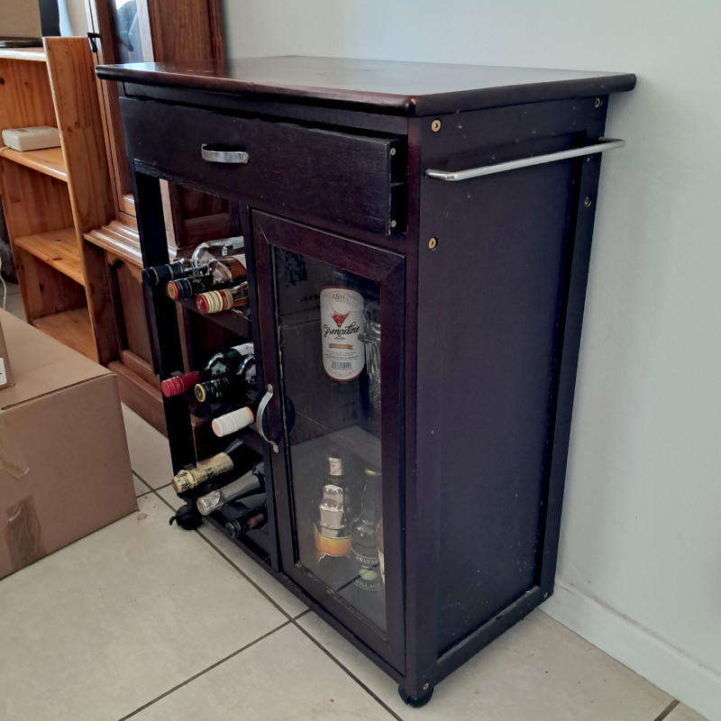 LIQUOR/DRINKS CABINET