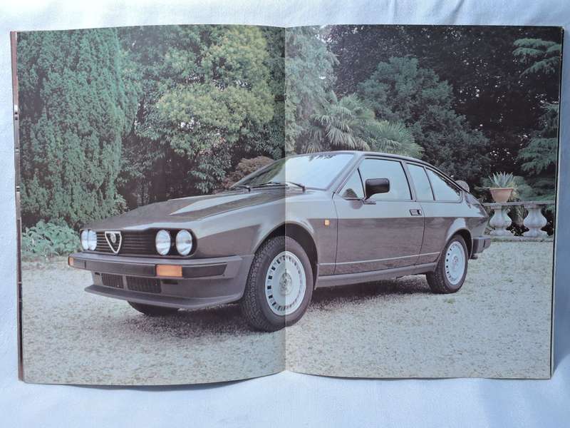 Hot Wheels ALFA ROMEO 3.0 GTV ( Grey ) with Alfa GTV 2,5 brochure