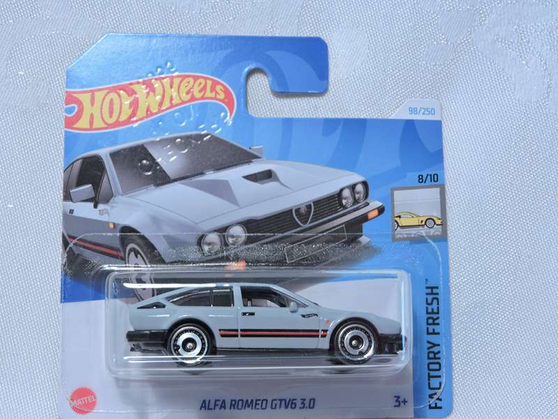 Hot Wheels ALFA ROMEO 3.0 GTV ( Grey ) with Alfa GTV 2,5 brochure