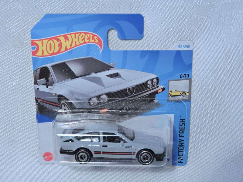 Hot Wheels ALFA ROMEO 3.0 GTV ( Grey ) with Alfa GTV 2,5 brochure