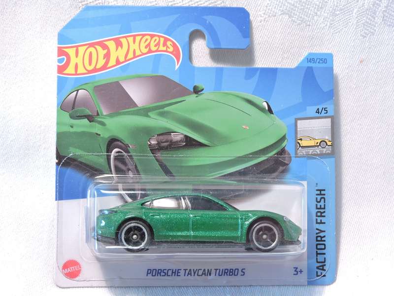 Hot Wheels PORSCHE TAYCAN TURBO S  ( Green  )