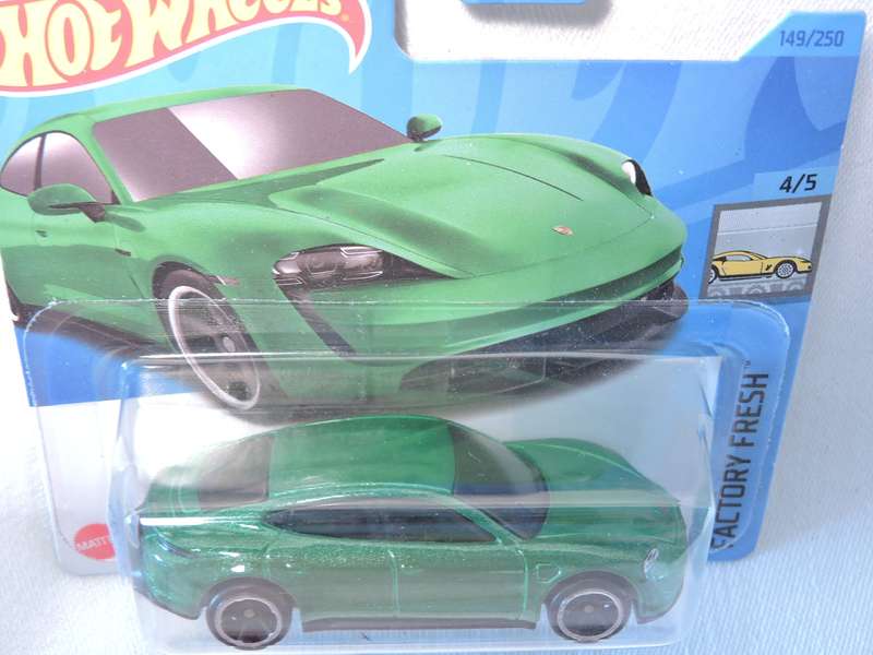 Hot Wheels PORSCHE TAYCAN TURBO S  ( Green  )