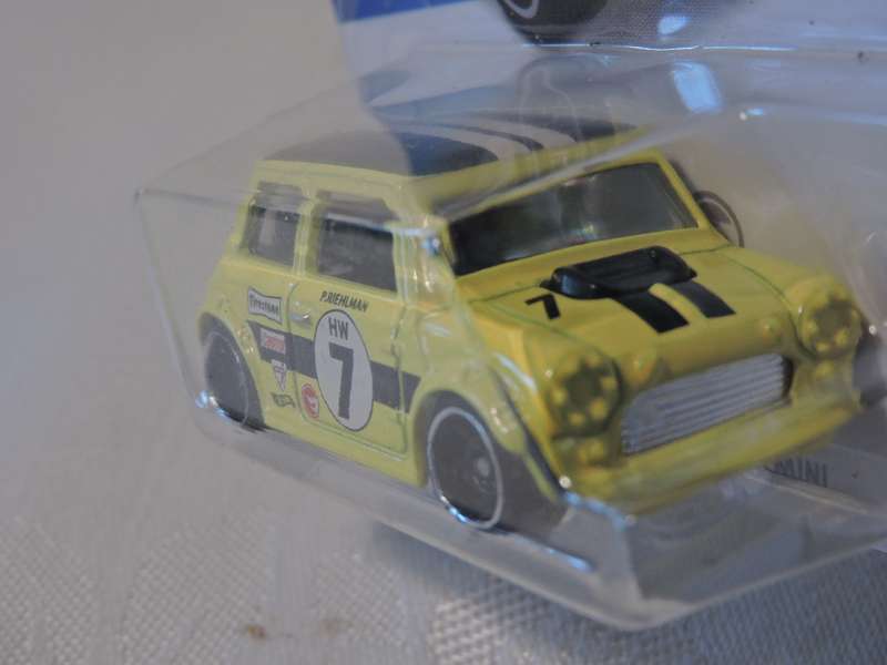Hot Wheels MORRIS MINI  ( Yellow #7 )  TREASURE HUNT