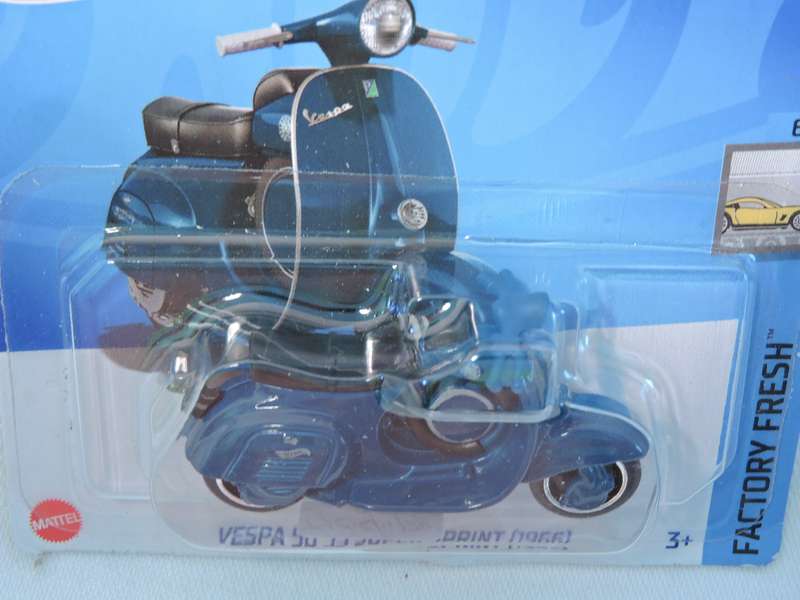 Hot Wheels VESPA 90 SS SUPER SPRINT 1966 Scooter Motorbike Motorcycle ( Blue )