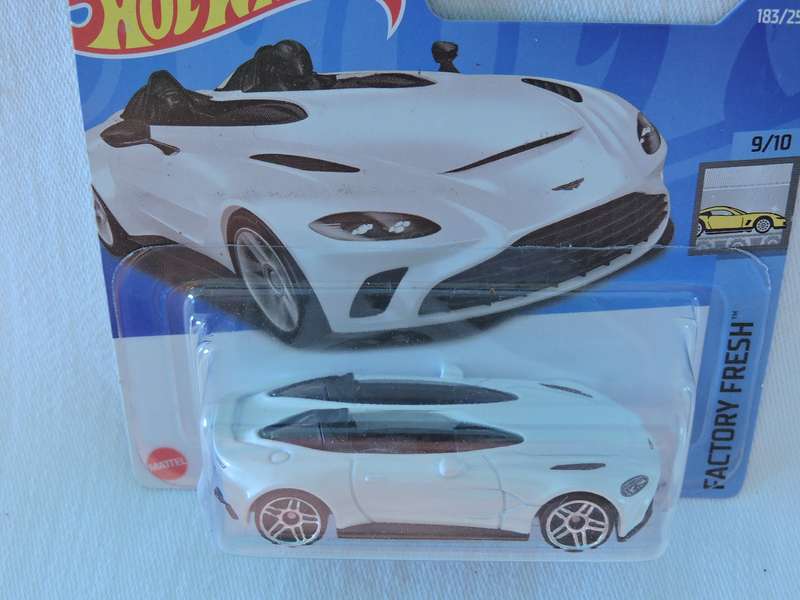 Hot Wheels ASTON MARTIN V12 SPEEDSTER ( White )