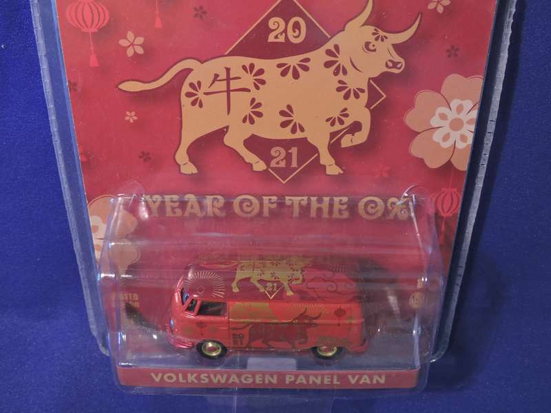 Greenlight Exclusive VW VOLKSWAGEN T1 Panel Van  ( Red  Year of the Ox ) Like Hot Wheels