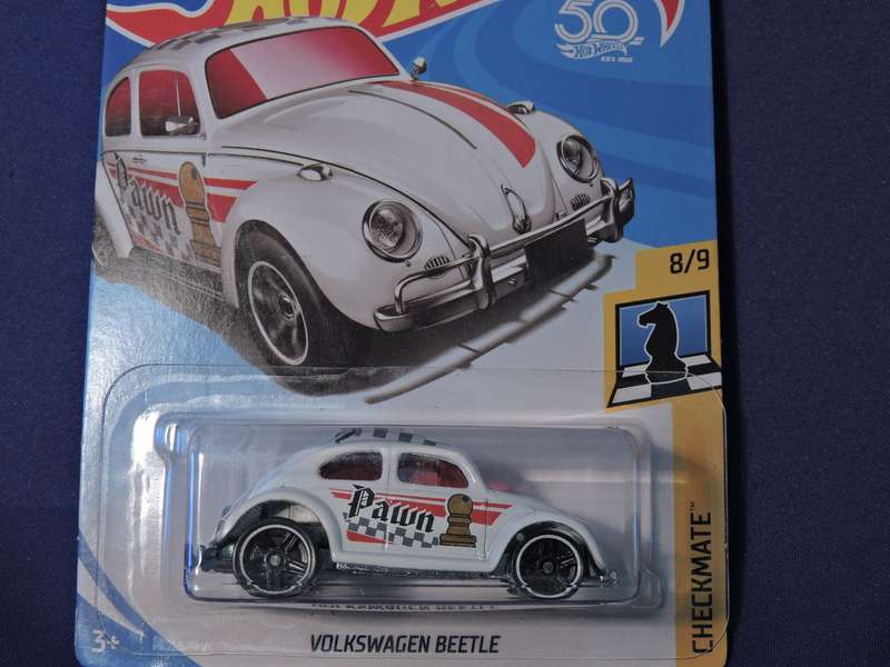 Hot Wheels VW VOLKSWAGEN BEETLE   ( White  Pawn )