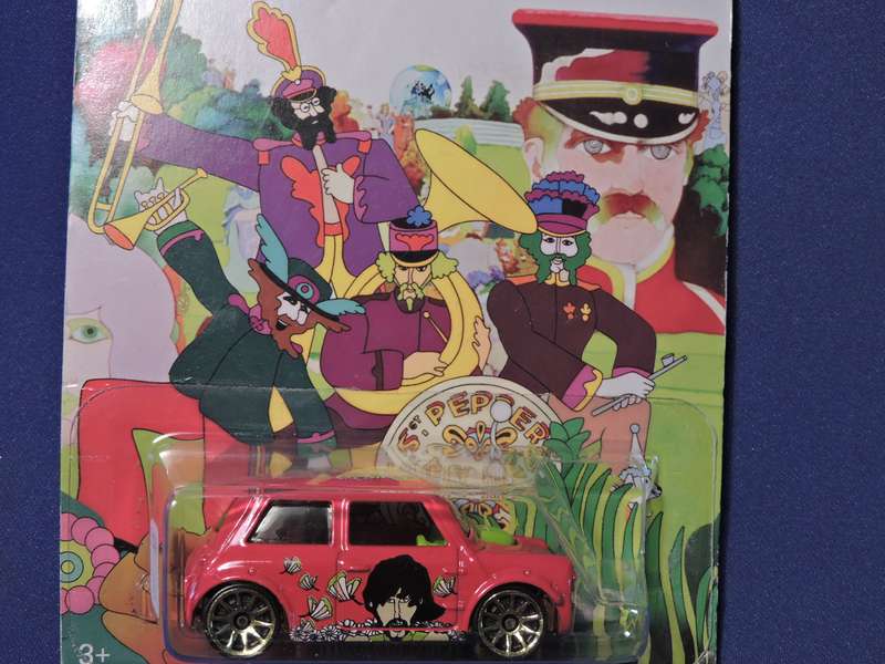 Hot Wheels  MORRIS MINI ( The Beatles Yellow Submarine )