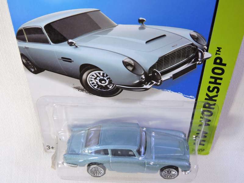 Hot Wheels ASTON MARTIN DB5  1963 ( Metallic light blue ) The Original. Long Card.