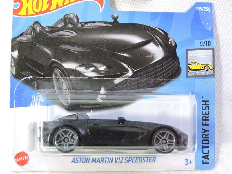 Hot Wheels ASTON MARTIN V12 SPEEDSTER ( White #32 )