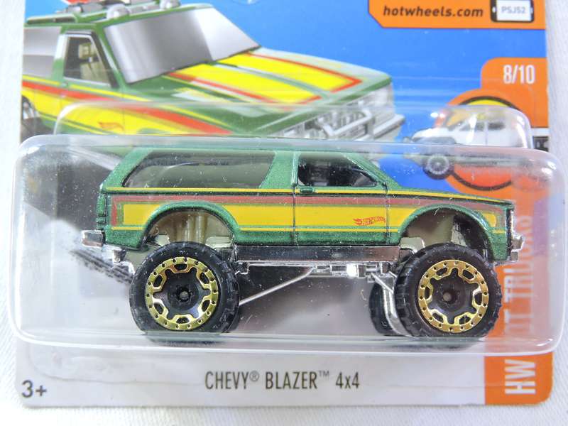 Hot Wheels CHEVY CHEVROLET Blazer 4x4  ( Green with yellow stripe )