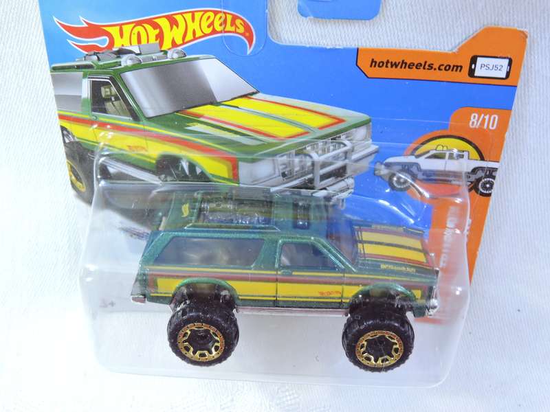 Hot Wheels CHEVY CHEVROLET Blazer 4x4  ( Green with yellow stripe )