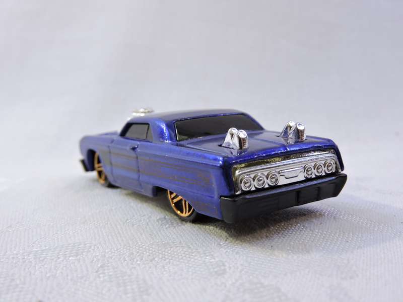 Hot Wheels CHEVY CHEVROLET Impala ( Blue )