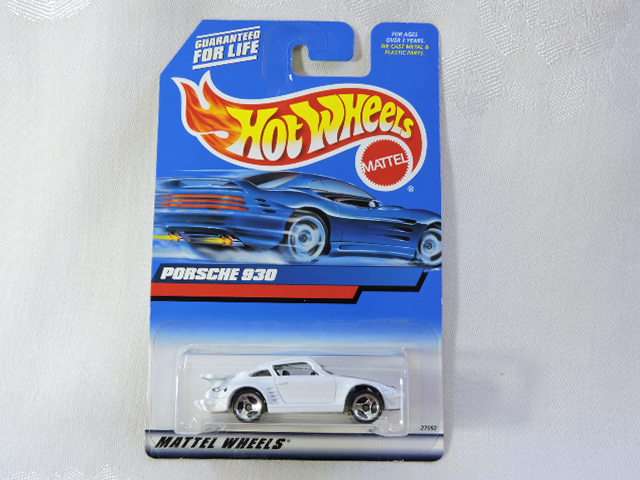 Hot Wheels PORSCHE 930 ( White. Full Metal ) Vintage 1999 Long Card