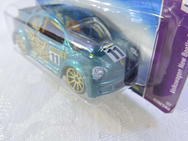 Hot Wheels Volkswagen VW BEETLE ( POP-OFFs  Green )  Long Card