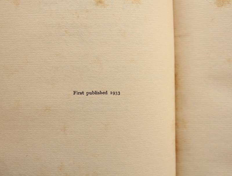 THE YELLOW MAN LOOKS ON - HEDLEY CHILVERS - 1ST ED. 1933