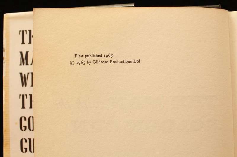THE MAN WITH THE GOLDEN GUN by Ian Fleming (1965) - VERY GOOD COPY IN UNCLIPPED DJ
