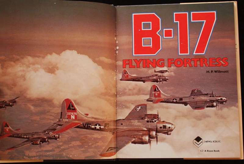 B-17 FLYING FORTRESS - H.P. WILLMOTT (1980)