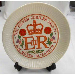 WEDGWOOD QUEEN ELIZABETH 11 SILVER JUBILEE 1952 - 1977 SMALL 16 CM PLATE BOXED