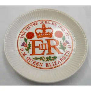 WEDGWOOD QUEEN ELIZABETH 11 SILVER JUBILEE 1952 - 1977 SMALL 16 CM PLATE BOXED